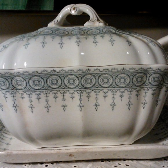 1800's Royal Vitreous Soup Tureen & Under plate - Picture 10 of 10